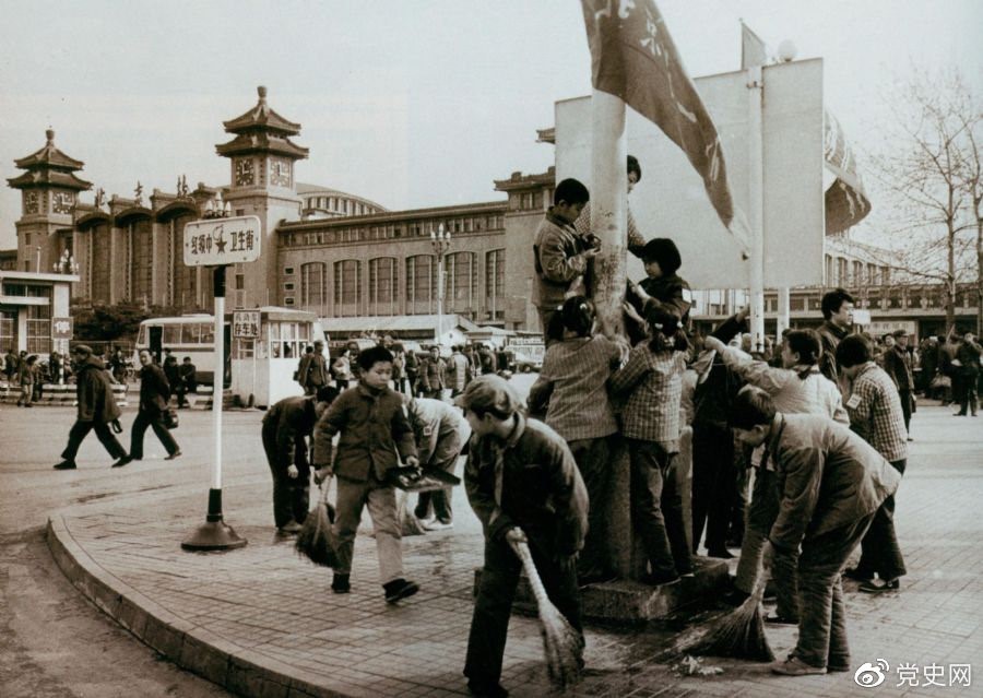 　　1981年2月25日，全國總工會等九個單位發(fā)出倡議，開展“五講四美”文明禮貌活動。圖為北京鐵路一小的少先隊員在北京站西街打掃衛(wèi)生。