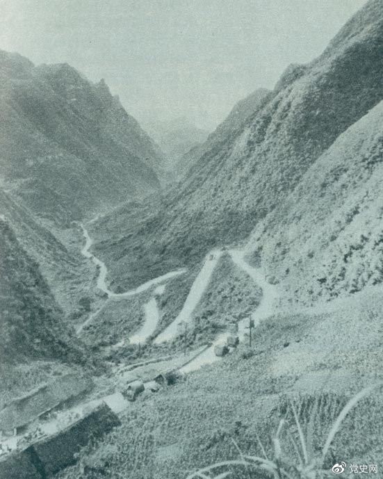 　　1935年2月18日至21日，紅軍奪取桐梓、占領(lǐng)婁山關(guān)、再克遵義城，取得了殲滅和擊潰國(guó)民黨軍2個(gè)師又8個(gè)團(tuán)的大勝利。圖為黔北要隘婁山關(guān)。