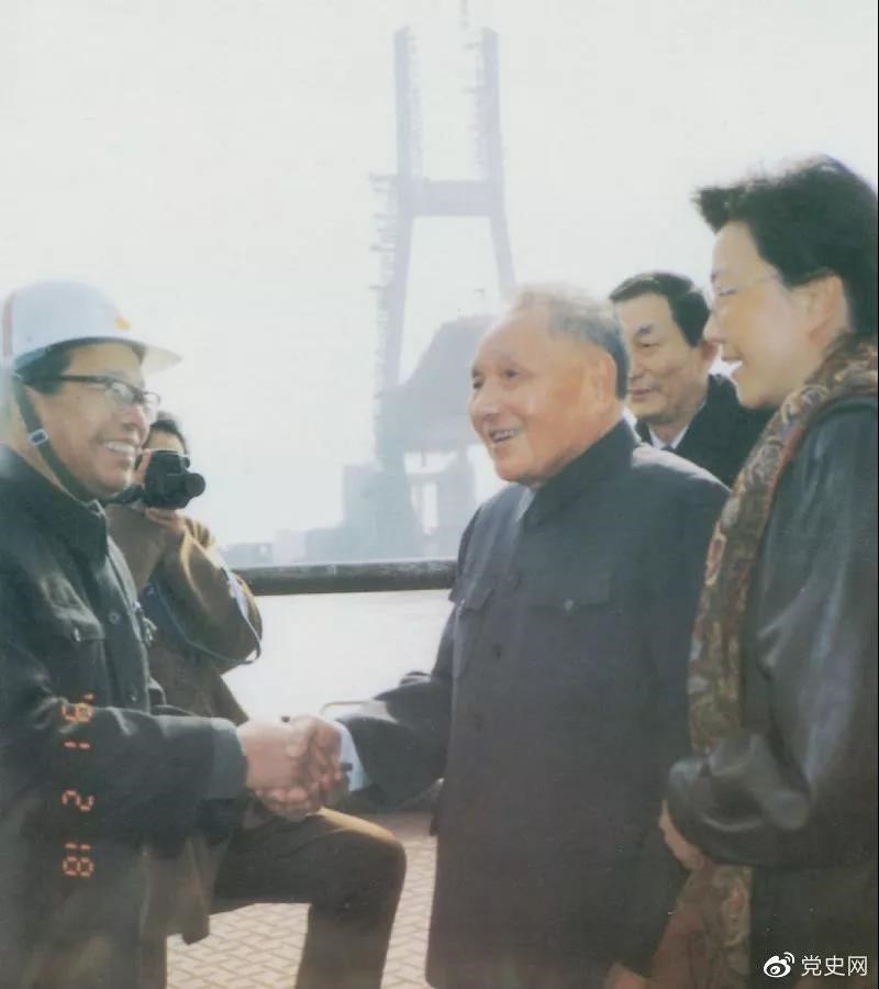 1991年2月18日，鄧小平視察上海南浦大橋工地時(shí)同大橋工程設(shè)計(jì)人員握手。