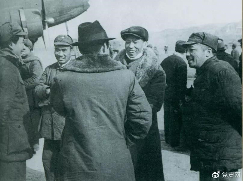 1946年2月19日，毛澤東等在延安機(jī)場(chǎng)迎接從重慶回延安匯報(bào)工作的周恩來(lái)。