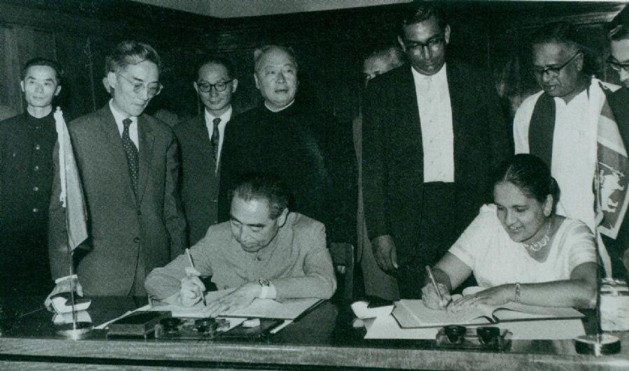 　　1964年2月26日至29日，周恩來訪問錫蘭（今斯里蘭卡）時(shí)，和總理西麗馬沃·班達(dá)拉奈克夫人簽署中錫聯(lián)合公報(bào)。