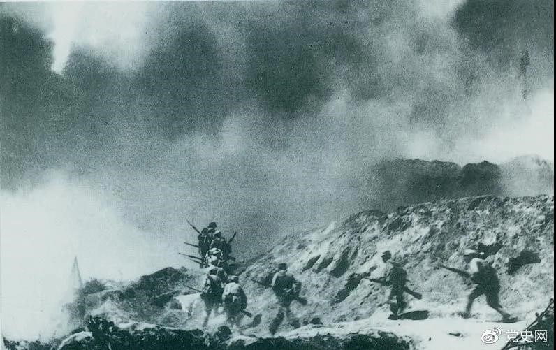 　　1948年2月28日至3月3日，西北野戰(zhàn)軍發(fā)起宜川戰(zhàn)役，殲滅國(guó)民黨軍2.9萬余人，取得了轉(zhuǎn)入外線作戰(zhàn)后的第一個(gè)大勝利。圖為部隊(duì)攻占瓦子街。 