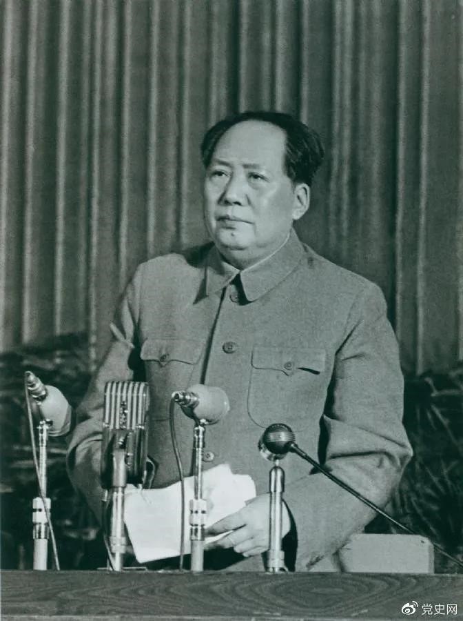 　　1957年2月27日，毛澤東在最高國務會議第十一次（擴大）會議上發(fā)表《如何處理人民內(nèi)部的矛盾》（后改為《關(guān)于正確處理人民內(nèi)部矛盾的問題》）講話。