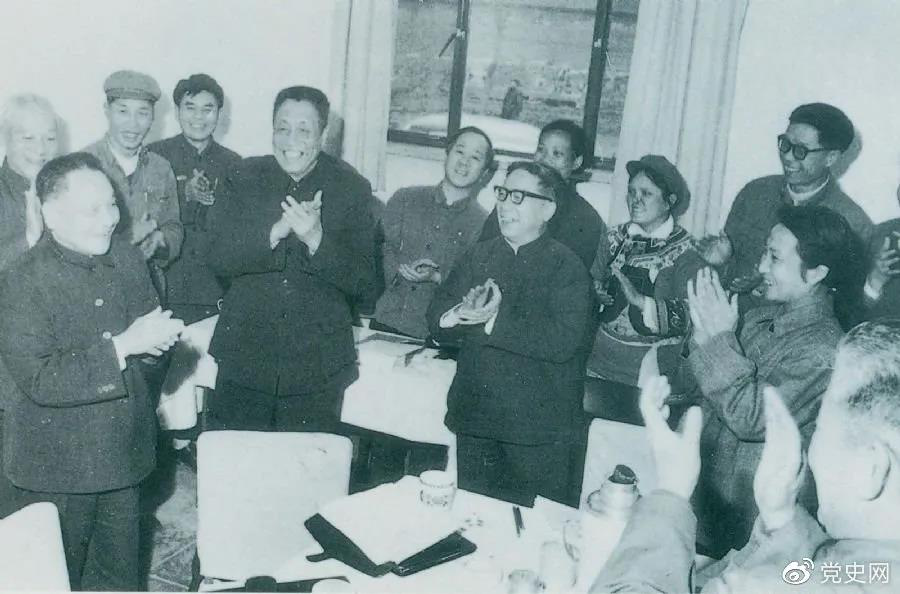 1978年3月2日，鄧小平到五屆全國人大一次會議云南和四川省代表團看望代表們。