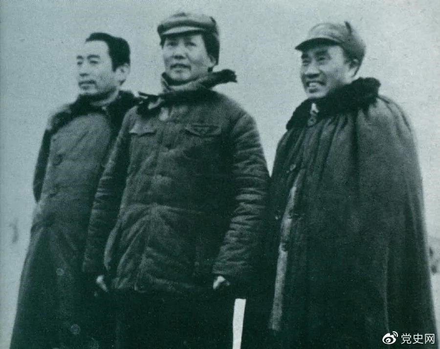 1946年3月4日，毛澤東和朱德、周恩來在延安機場。