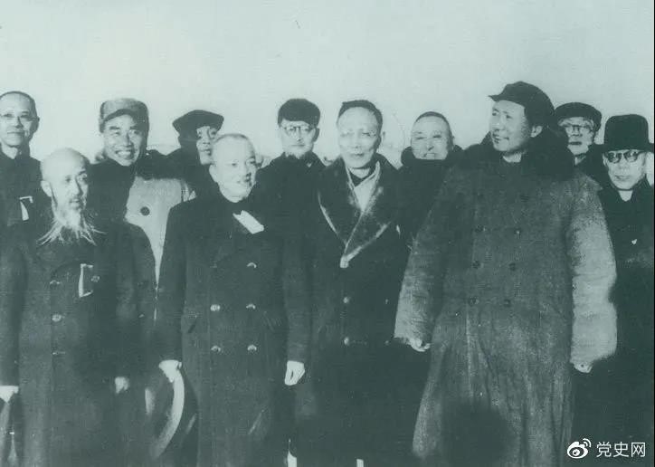 1949年3月，各界人士代表在北京西苑機場同毛澤東、朱德等留影。