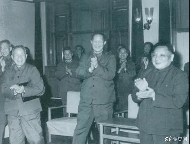 1978年3月，鄧小平和參加五屆人大一次會(huì)議的解放軍代表在一起。