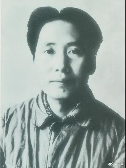 1940年3月11日  毛澤東在黨的高級(jí)干部會(huì)議上作題為《目前抗日統(tǒng)一戰(zhàn)線中的策略問(wèn)題》的報(bào)告。