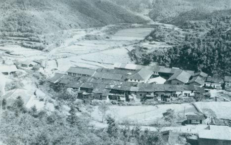 1929年3月14日，毛澤東同朱德指揮紅四軍進攻長嶺寨，殲敵兩千余人，擊斃敵旅長郭鳳鳴，乘勝占領長汀城。圖為長嶺寨。