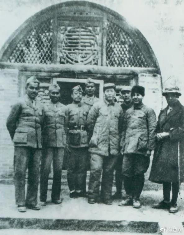 1939年3月15日，毛澤東在延安會(huì)見印度援華醫(yī)療隊(duì)全體人員。