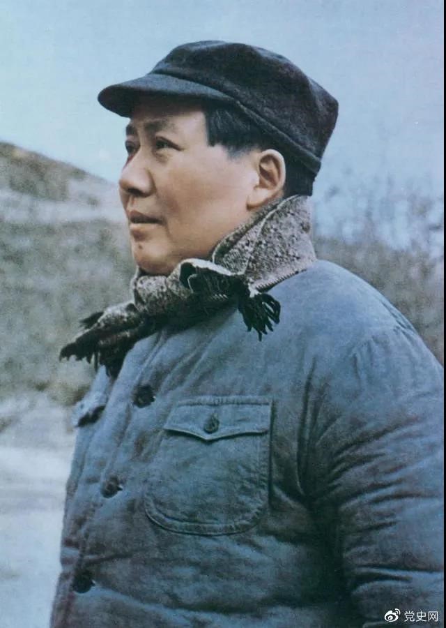 　　1947年3月18日，中共中央機關主動撤離延安。毛澤東和周恩來、任弼時等繼續(xù)留在陜北，指揮全國人民解放戰(zhàn)爭。這是轉戰(zhàn)陜北前夕的毛澤東。