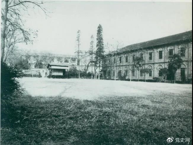 　　1927年3月18日，毛澤東出席在武昌舉行的河南武裝農(nóng)民代表大會，并作湖南農(nóng)運狀況報告。圖為大會會場——武昌農(nóng)講所大操場。