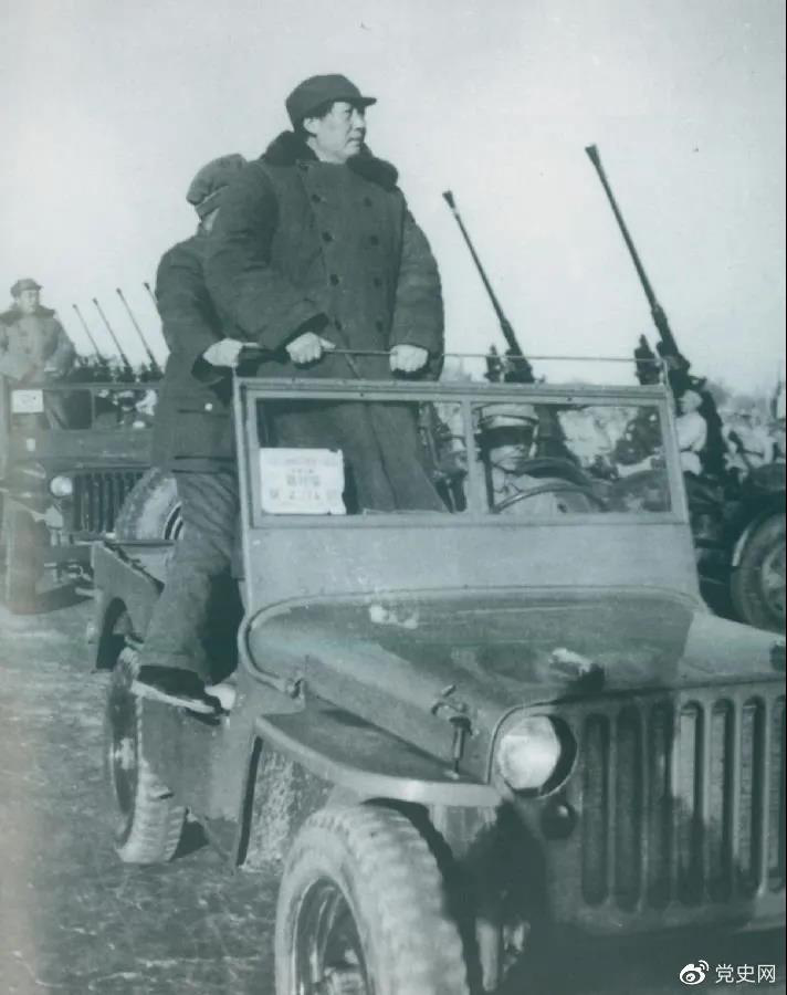 1949年3月25日，毛澤東在北平西苑機(jī)場(chǎng)檢閱部隊(duì)。