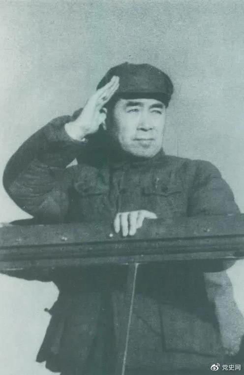 1949年3月，中共中央進(jìn)入北平。圖為周恩來(lái)在北平機(jī)場(chǎng)檢閱部隊(duì)。