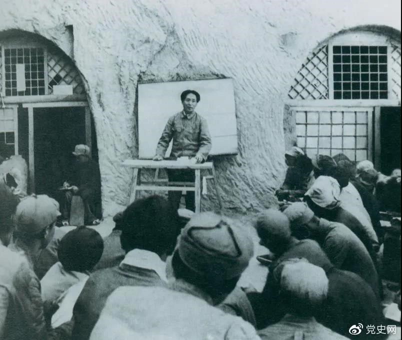 1938年4月，毛澤東在魯迅藝術(shù)學院講演。