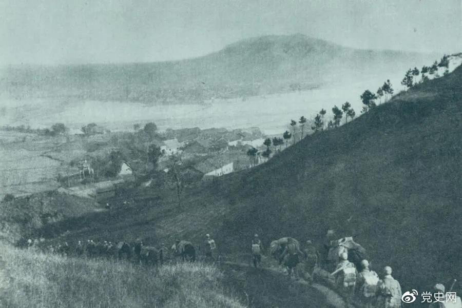 1945年4月6日，太行部隊(duì)等向白晉、同蒲沿線上的日軍展開攻擊。這是八路軍向祁縣開進(jìn)。