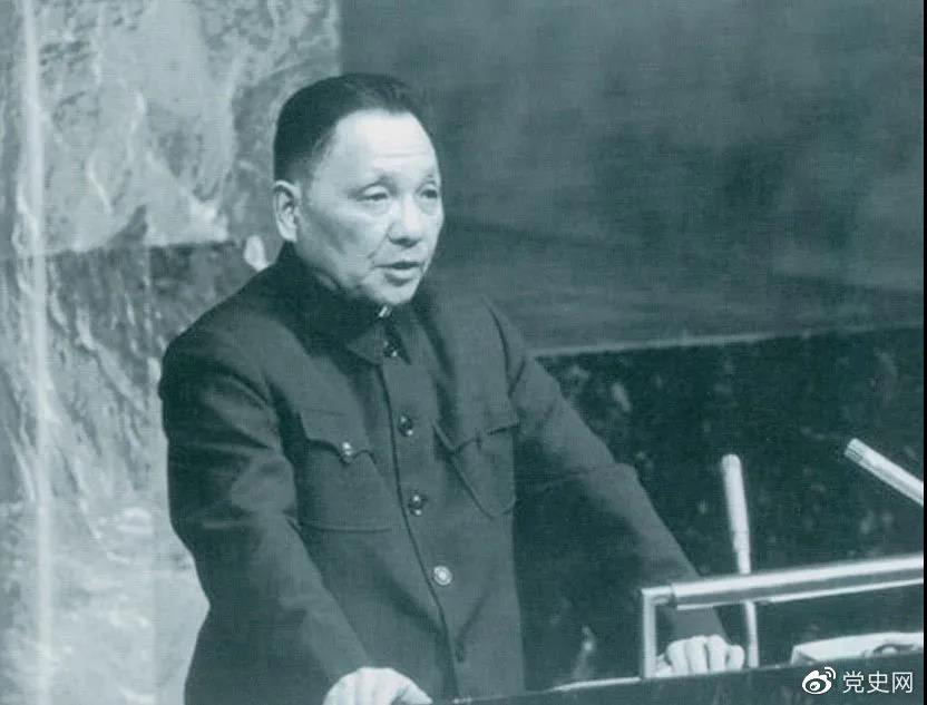 1974年4月10日，鄧小平在聯(lián)合國(guó)大會(huì)第六屆特別會(huì)議上發(fā)言。