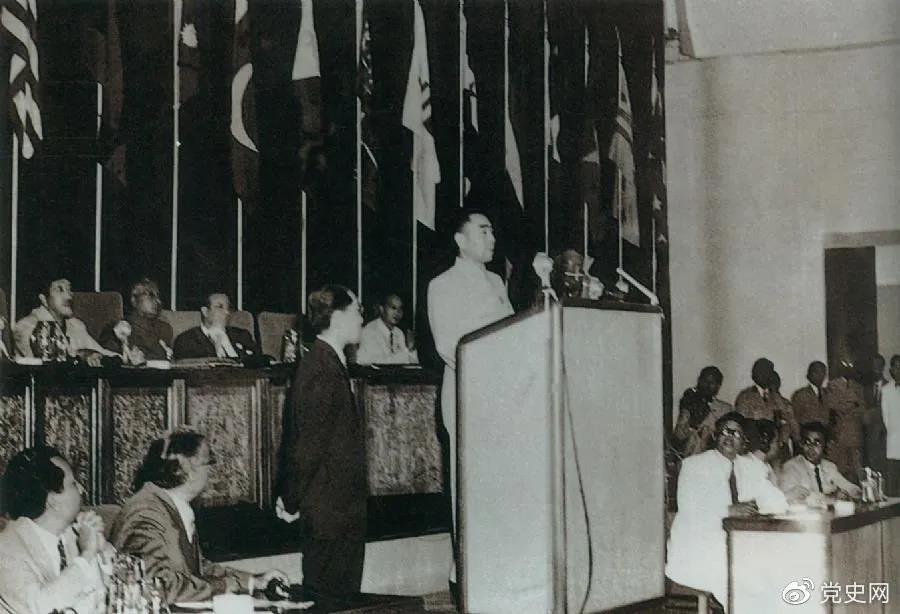 1955年4月18日，亞非會議在萬隆開幕。圖為19日周恩來在會議上發(fā)言。