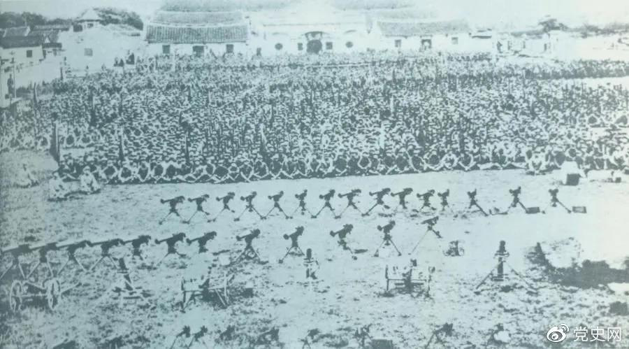 1932年4月20日，由紅一軍團(tuán)和紅五軍團(tuán)組成的東路軍攻占漳州，圖為攻占漳州后的部隊(duì)情形。