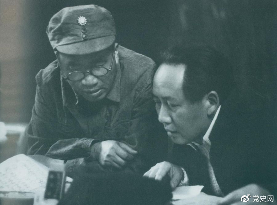 1945年4月，毛澤東和朱德在中國(guó)共產(chǎn)黨第七次全國(guó)代表大會(huì)上。