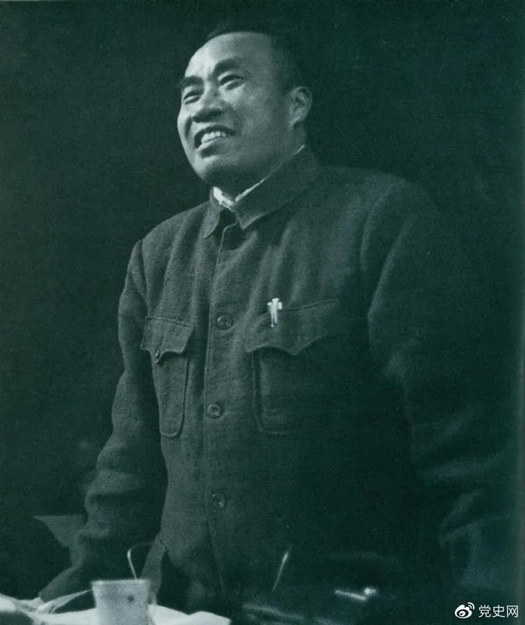 1945年4月25日，朱德在中國共產(chǎn)黨第七次全國代表大會上作題為《論解放區(qū)戰(zhàn)場》的軍事報告。