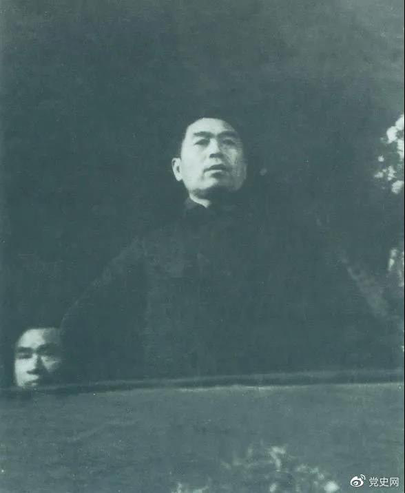 圖為周恩來(lái)在中國(guó)共產(chǎn)黨第七次全國(guó)代表大會(huì)上發(fā)言。