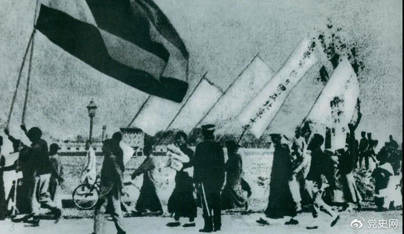1919年5月4日，北京爆發(fā)學生反帝愛國運動。這是北京大學學生的示威游行隊伍。
