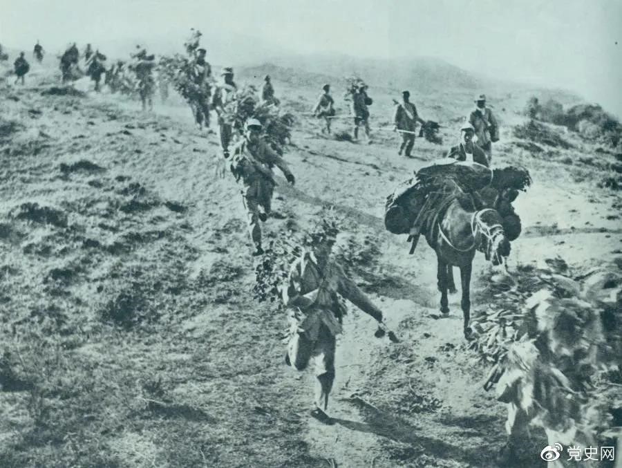 圖為1947年5月在孟良崮戰(zhàn)役中，華東野戰(zhàn)軍向孟良崮挺進。