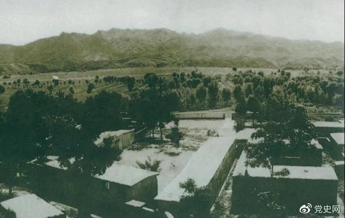 1948年5月，中共中央和人民解放軍總部由陜北遷到河北平山縣西柏坡。圖為中央領導人辦公處所俯瞰。