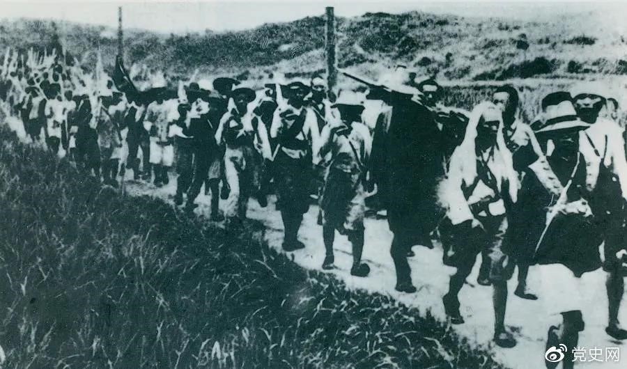 　　1931年5月16日至31日，紅一方面軍在毛澤東、朱德指揮下，連續(xù)打了5個勝仗，殲敵3萬余人，繳槍2萬余支，打退了國民黨軍隊的第二次“圍剿”。圖為行軍中的紅軍。