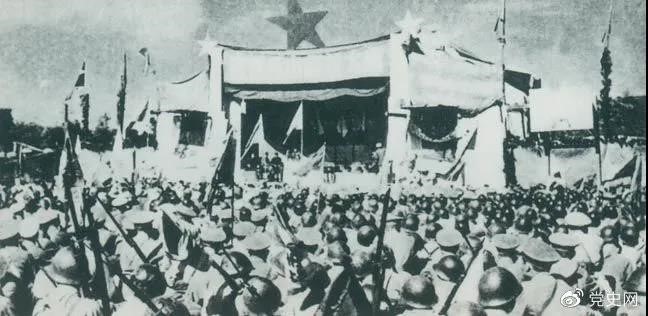 1950年5月19日，人民解放軍解放舟山群島。圖為舟山軍民舉行慶祝解放大會(huì)。