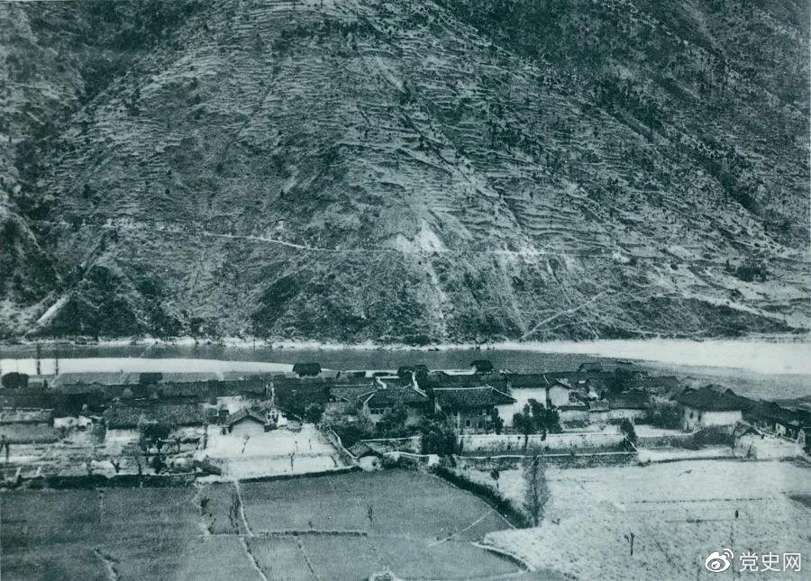 　　1935年5月25日，紅一方面軍到達(dá)大渡河南岸的安順場(chǎng)。紅軍17名勇士靠一葉孤舟強(qiáng)渡大渡河，為沿大渡河左岸北上的部隊(duì)打開了一條通道。圖為安順場(chǎng)一角。