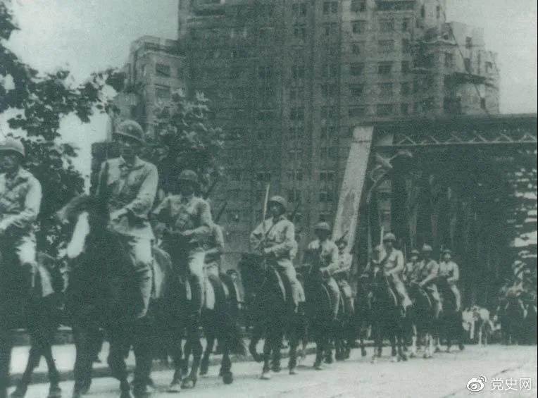 　　1949年5月，人民解放軍殲滅退守上海的敵軍15萬(wàn)人，解放了這個(gè)中國(guó)最大的城市。圖為解放軍進(jìn)駐上海。