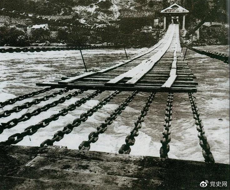 　　1935年5月29日，中央紅軍左縱隊先頭部隊在瀘定橋西頭發(fā)起奪橋戰(zhàn)斗，勝利搶占大橋。圖為瀘定橋。