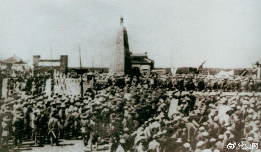 　　1931年6月，紅七軍到達(dá)中央革命根據(jù)地江西興國(guó)縣，編入彭德懷率領(lǐng)的紅三軍團(tuán)。圖為當(dāng)時(shí)會(huì)師的情形。