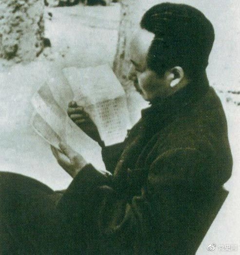 　　1946年6月，國民黨撕毀停戰(zhàn)協(xié)定和政協(xié)決議，挑起全面內(nèi)戰(zhàn)。這是毛澤東在延安審閱有關(guān)自衛(wèi)反擊的電報。