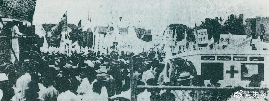 　　1925年6月7日，中國共產(chǎn)黨通過上海總工會聯(lián)合上海學生聯(lián)合會、上海各馬路商界聯(lián)合會等，成立了上海反帝運動的領導機關——工商學聯(lián)合會。11日，在該會的主持下，上海20萬群眾集會，通過了逞兇、賠償、取消領事裁判權等17項對外交涉條件。圖為大會盛況。