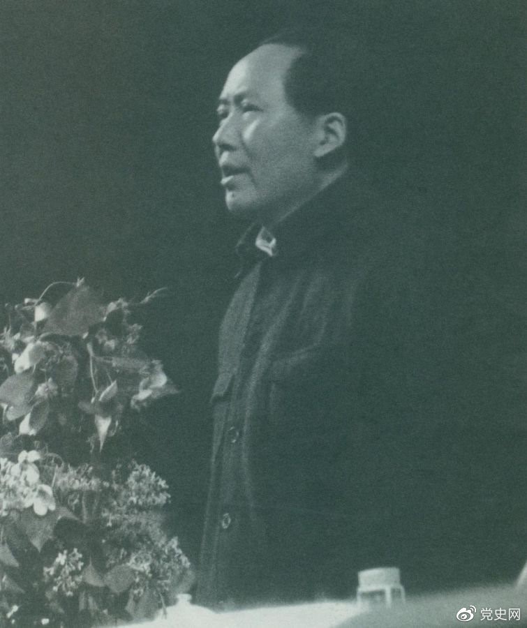 1945年6月11日，毛澤東在中國共產(chǎn)黨第七次全國代表大會上致閉幕詞。