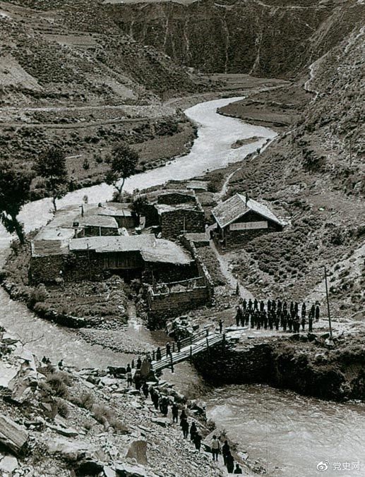 　　1935年6月12日，中央紅軍先頭部隊(duì)在夾金山北麓四川懋功達(dá)維鎮(zhèn)同紅四方面軍先頭部隊(duì)勝利會(huì)師。圖為當(dāng)年的會(huì)師橋。