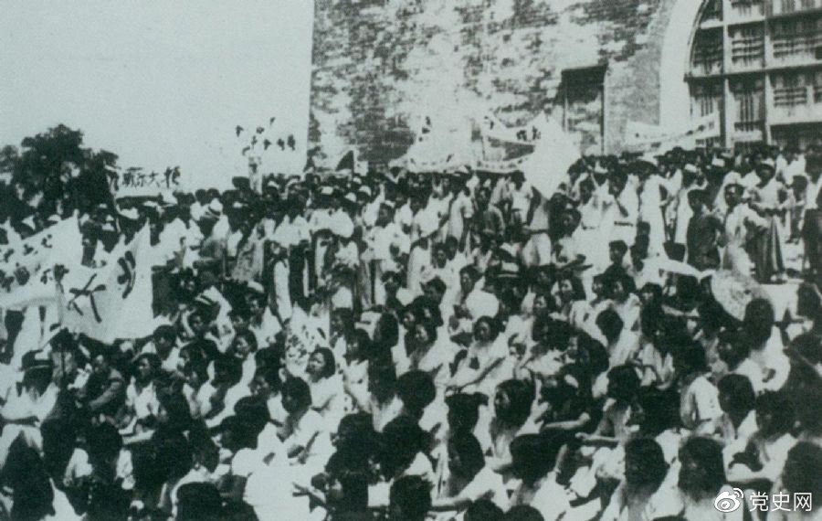 1936年6月13日，北平學(xué)生與市民在鼓樓前舉行聲勢(shì)浩大的抗日集會(huì)。