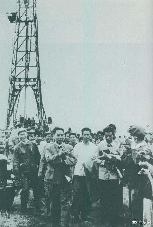 1962年6月，周恩來到大慶視察，這是在1202鉆井隊現(xiàn)場參觀。 