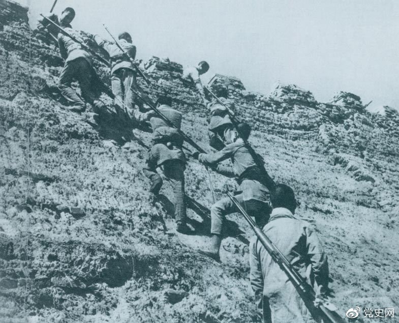 1945年6月25日，八路軍冀中部隊(duì)攻克河北獻(xiàn)縣。圖為部隊(duì)奮勇攀登城墻。