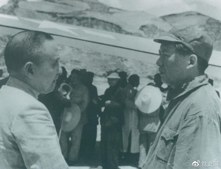 1945年7月1日，毛澤東歡迎黃炎培等民主人士來(lái)延安參觀。