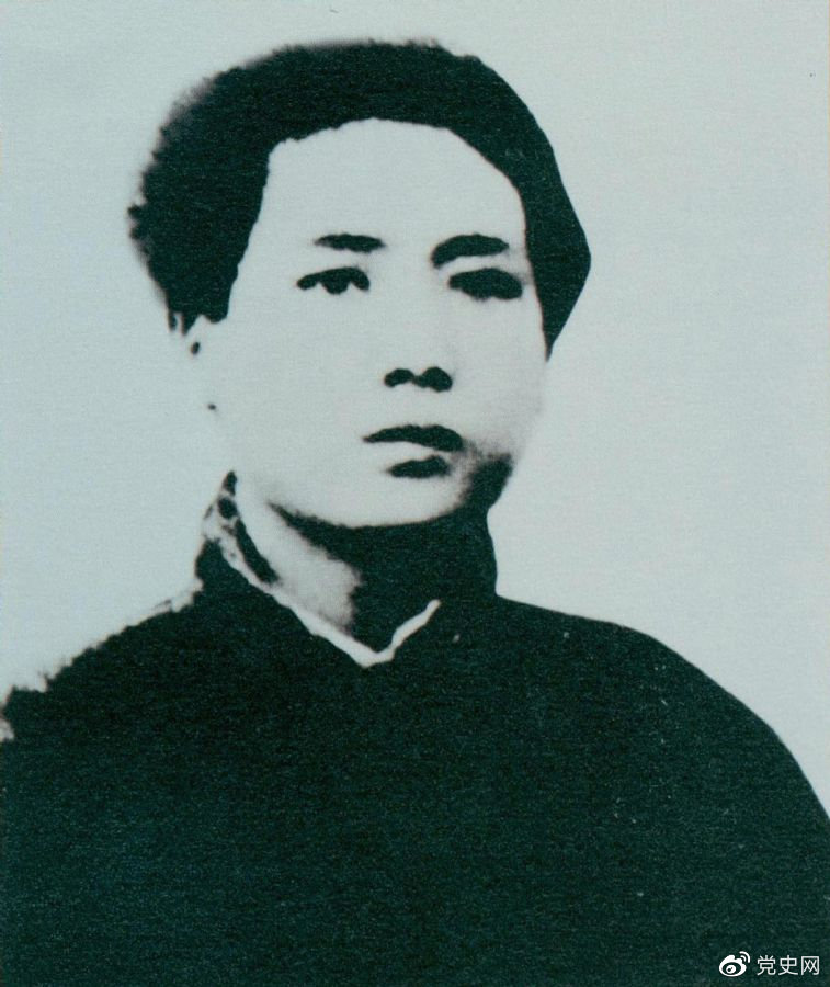 1921年7月，毛澤東赴上海參加中國共產(chǎn)黨第一次代表大會，成為黨的創(chuàng)始人之一。