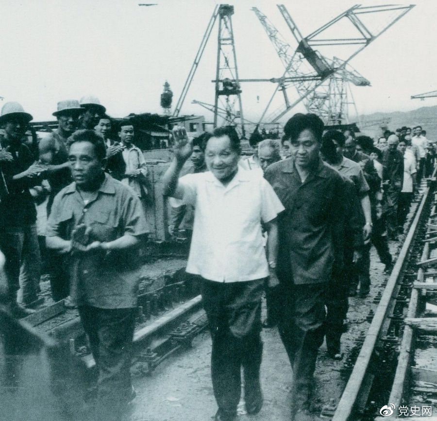 1980年7月12日，鄧小平到葛洲壩水利樞紐工程視察。