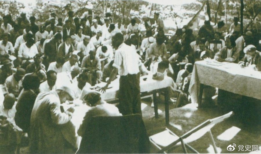 1947年7月17日至9月13日，全國(guó)土地會(huì)議在河北西柏坡召開(kāi)。劉少奇主持會(huì)議并在會(huì)上作報(bào)告。