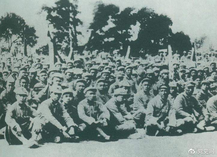 盧溝橋事變后的第11天，1937年7月18日，延安召開群眾大會，毛澤東發(fā)表演說。據(jù)當(dāng)時報載：“演詞激昂，聽眾均摩拳擦掌，熱血沸騰，愿赴抗日戰(zhàn)場，與日寇決一死戰(zhàn)。”