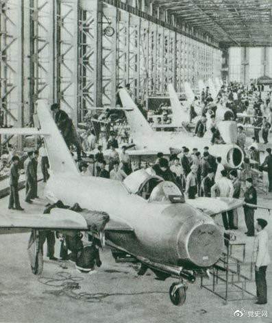 1956年7月19日，國產第一架噴氣式戰(zhàn)斗機在沈陽首次試飛成功，標志著中國具備了獨立研制空軍武器裝備的能力。圖為國產第一批噴氣式飛機即將出廠。