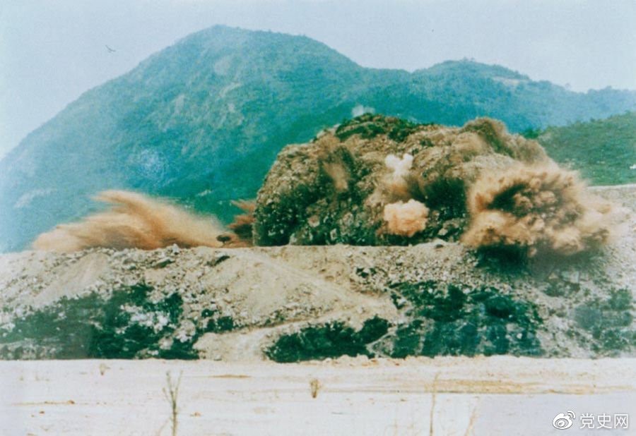 1979年7月20日，深圳蛇口工業(yè)區(qū)的建設(shè)者點燃開山炮時的場面。