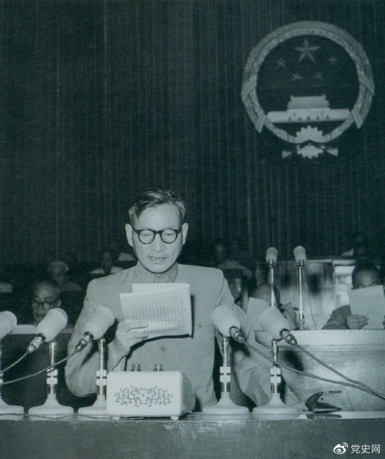 1955年7月，陳云在一屆全國(guó)人大二次會(huì)議上作堅(jiān)持和改進(jìn)糧食統(tǒng)購(gòu)統(tǒng)銷工作的報(bào)告。